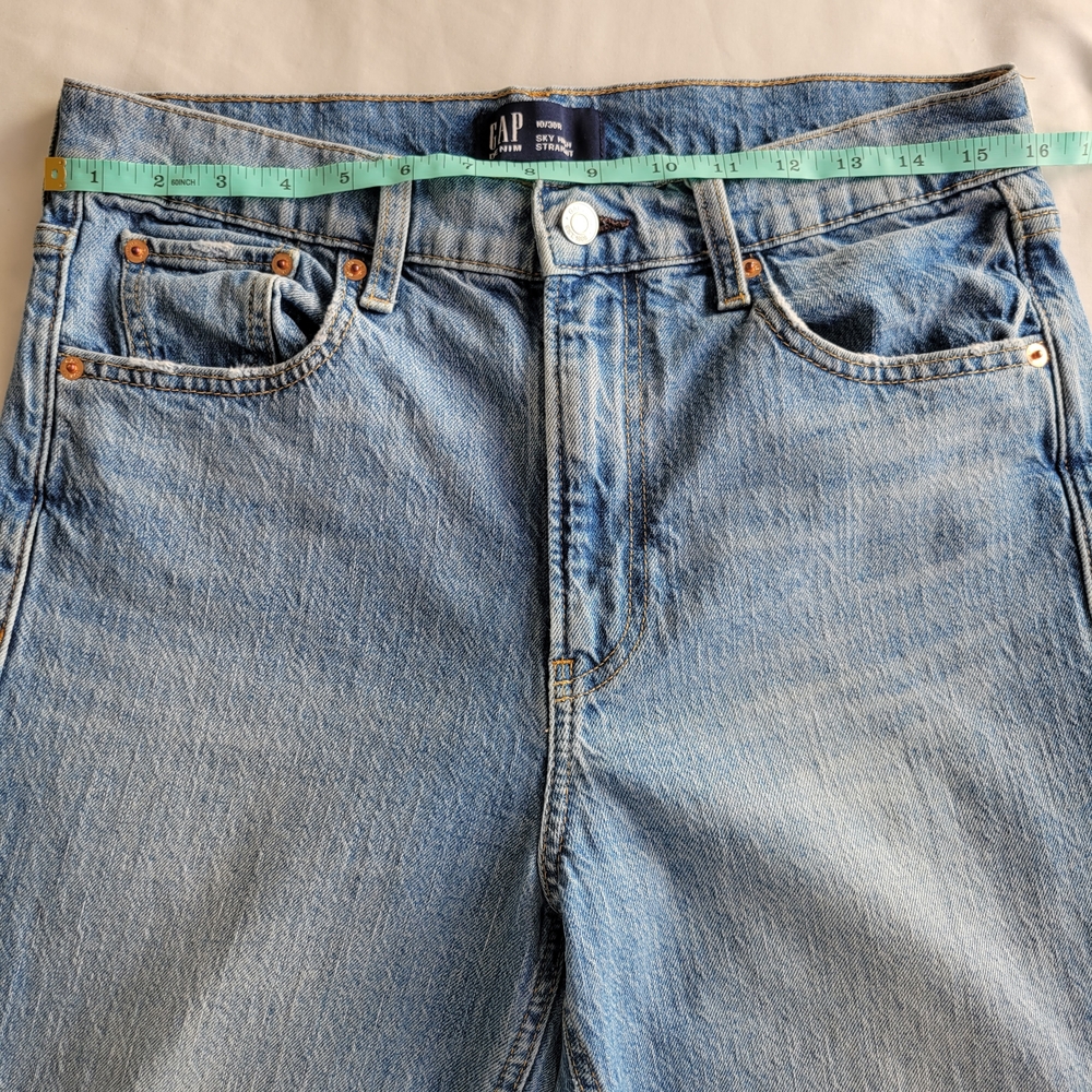 GAP Women’s Straight-Leg Jeans – Size 10 / 30R (Light Wash) - Picture 6 of 9